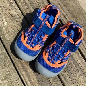 OshKosh B’gosh Thut bump-toe sandals size 9